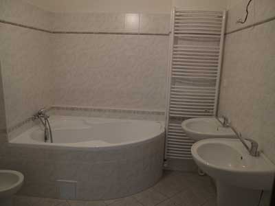 Ve vtin koupelen najdete vanu, sprchov kout, dv umyvadla a bidet